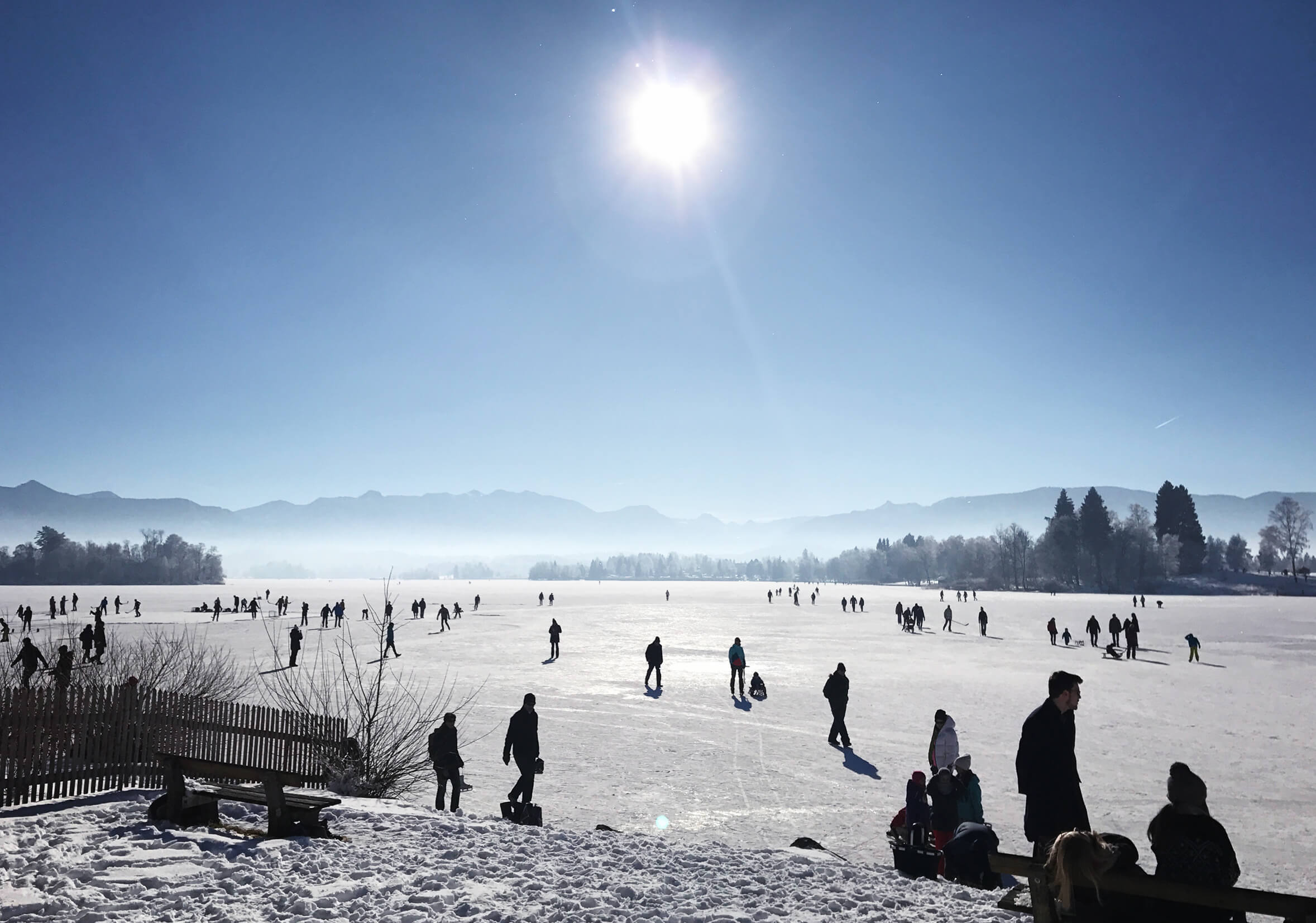 Wintersonne: Schlittschuhfahren auf dem Staffelsee